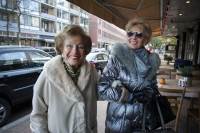 Twee oudere dames lopen in winkelstraat