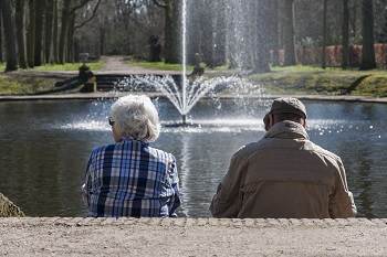 Portret leven met dementie RVS, man en vrouw op bankje voor fontein