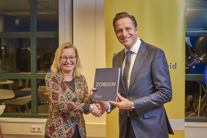 Aanbieding Zorgen voor Morgen aan minister de Jonge