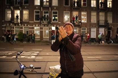 Mensen staan op straat te applaudiseren