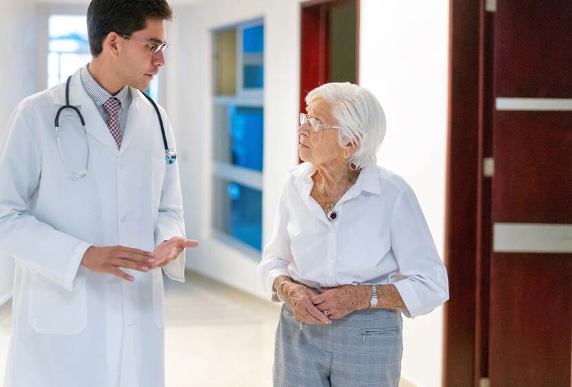 Arts in gesprek met patiënt
